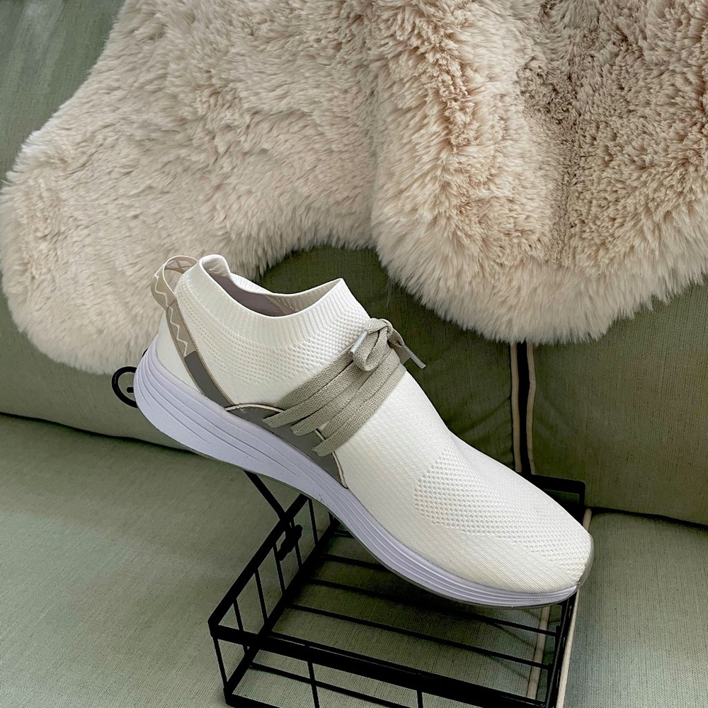 Light Weight Comfort Shoe. White & Grey